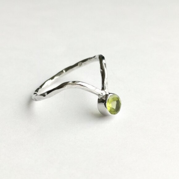 New hammered sterling silver V shaped ring with Peridot - Picture 4 of 4